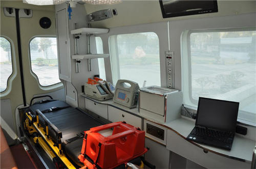 安乡县救护车内部